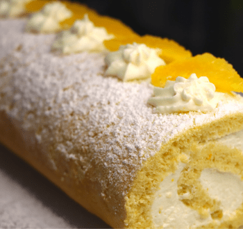 Наша семья в восторге от этого бисквитного апельсинового рулета. Наша семья в восторге от этого бисквитного апельсинового рулета.