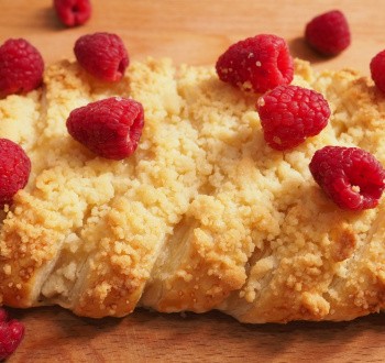 Плетенка из слоеного теста с творогом Плетенка из слоеного теста с творогом