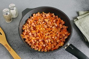 Рисовая каша с колбасой