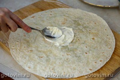 Рулет из лаваша со шпротами, сыром и яйцом Рулет из лаваша со шпротами, сыром и яйцом