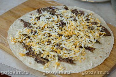 Рулет из лаваша со шпротами, сыром и яйцом Рулет из лаваша со шпротами, сыром и яйцом