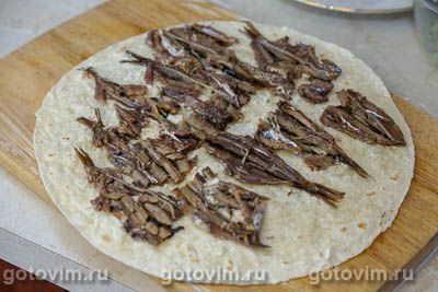 Рулет из лаваша со шпротами, сыром и яйцом Рулет из лаваша со шпротами, сыром и яйцом