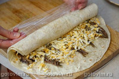 Рулет из лаваша со шпротами, сыром и яйцом Рулет из лаваша со шпротами, сыром и яйцом
