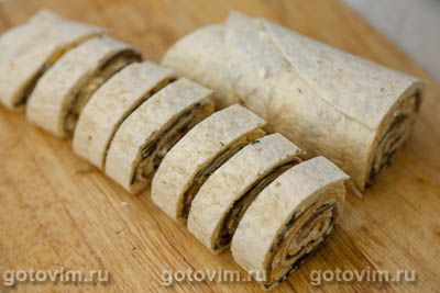 Рулет из лаваша со шпротами, сыром и яйцом Рулет из лаваша со шпротами, сыром и яйцом