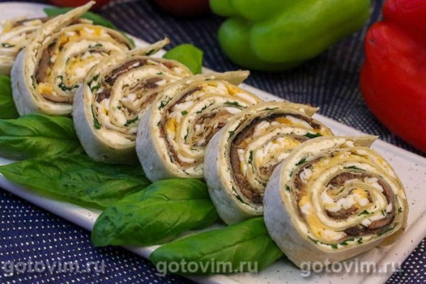 Рулет из лаваша со шпротами, сыром и яйцом Рулет из лаваша со шпротами, сыром и яйцом