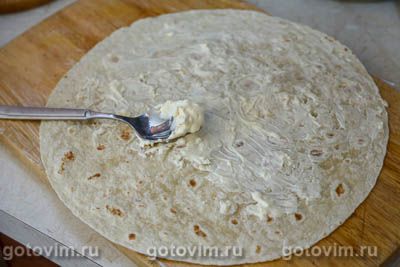 Рулет из лаваша со шпротами, сыром и яйцом Рулет из лаваша со шпротами, сыром и яйцом