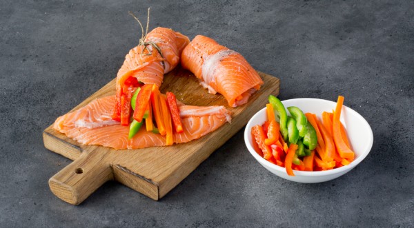 Рулетики из лосося с овощами, пошаговый рецепт с фото Рулетики из лосося с овощами, пошаговый рецепт с фото