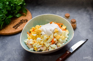 Салат из курицы и кукурузы