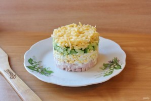 Салат из ветчины с сыром