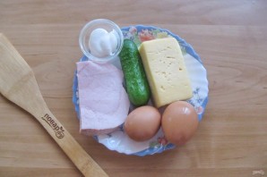 Салат из ветчины с сыром