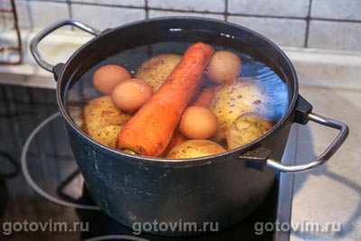 Салат Оливье с охотничьими колбасками