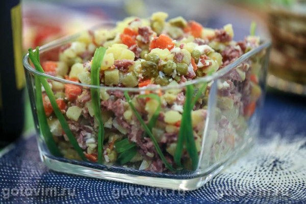 Салат Оливье с охотничьими колбасками