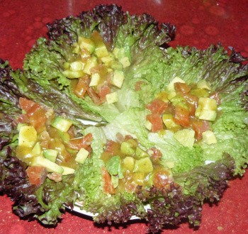 Салат с авокадо и лососем