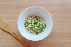 Салат с фасолью и огурцами