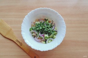 Салат с фасолью и огурцами