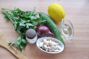 Салат с фасолью и огурцами