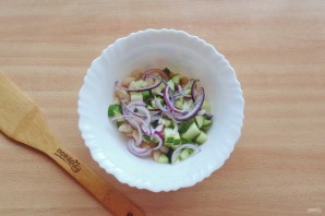 Салат с фасолью и огурцами