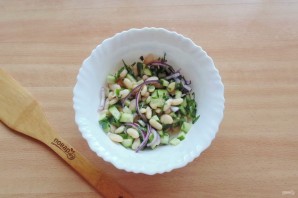 Салат с фасолью и огурцами