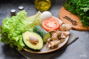 Салат с куриной печенью и авокадо Салат с куриной печенью и авокадо