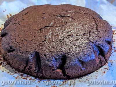 Шоколадный торт на пиве с фундуком, сливочным кремом и апельсиновым курдом