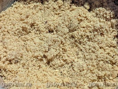 Шоколадный торт на пиве с фундуком, сливочным кремом и апельсиновым курдом