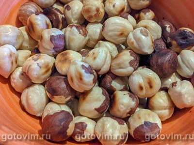 Шоколадный торт на пиве с фундуком, сливочным кремом и апельсиновым курдом