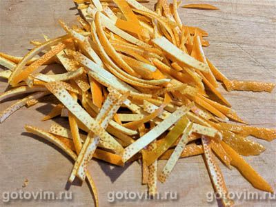 Шоколадный торт на пиве с фундуком, сливочным кремом и апельсиновым курдом