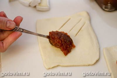 Слойки с абрикосовым джемом и сыром бри Слойки с абрикосовым джемом и сыром бри