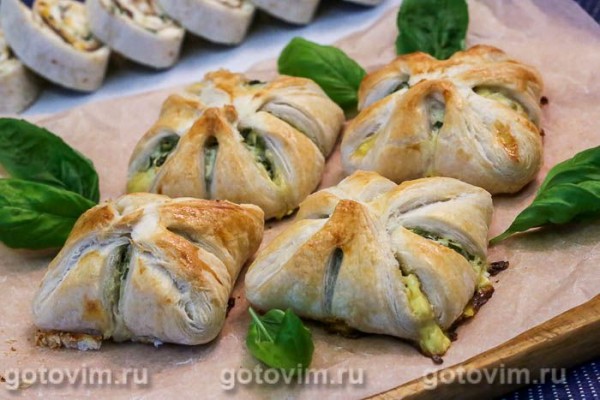 Слойки с адыгейским сыром и зеленью Слойки с адыгейским сыром и зеленью