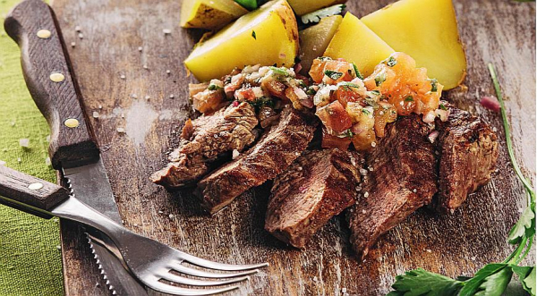 Стейк с соусом и печеным картофелем, пошаговый рецепт с фото