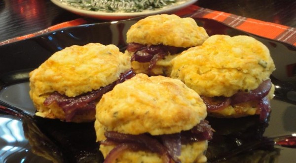 Сырные сконы с бальзамическим луком, пошаговый рецепт с фото