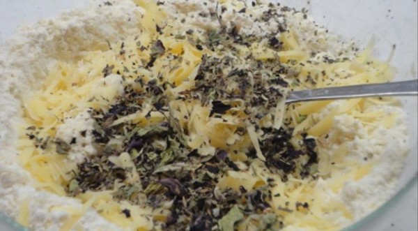 Сырные сконы с бальзамическим луком, пошаговый рецепт с фото