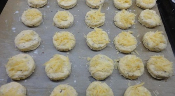 Сырные сконы с бальзамическим луком, пошаговый рецепт с фото