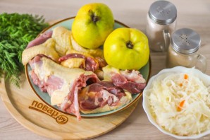 Утка с айвой и квашеной капустой