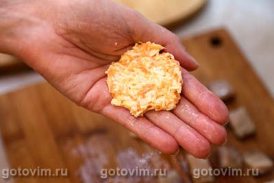 Закусочные шарики с соленой сельдью и морковью Закусочные шарики с соленой сельдью и морковью