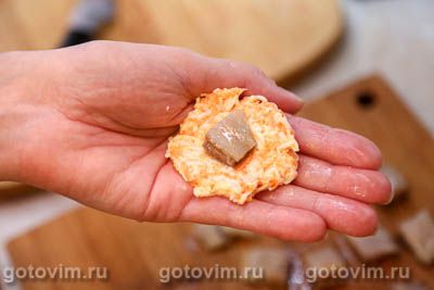 Закусочные шарики с соленой сельдью и морковью Закусочные шарики с соленой сельдью и морковью