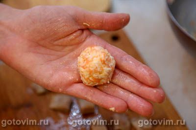 Закусочные шарики с соленой сельдью и морковью Закусочные шарики с соленой сельдью и морковью