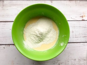 Заливной пирог на кефире с колбасой Заливной пирог на кефире с колбасой