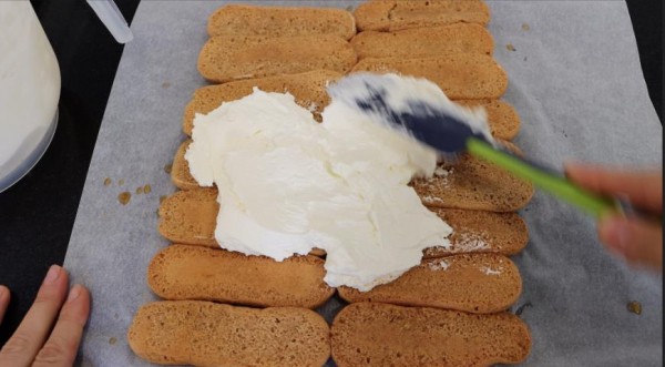 Без яиц и без выпечки! Десерт тирамису без яиц в виде рулета просто и быстро, пошаговый рецепт с фото