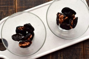 Чернослив с грецким орехом в сливках