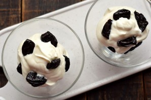 Чернослив с грецким орехом в сливках