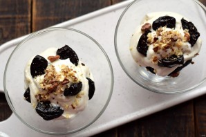 Чернослив с грецким орехом в сливках