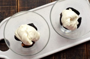 Чернослив с грецким орехом в сливках