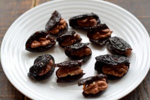 Чернослив с грецким орехом в сливках
