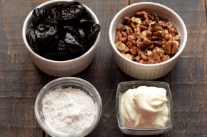 Чернослив с грецким орехом в сливках