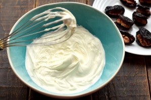 Чернослив с грецким орехом в сливках