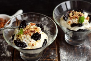 Чернослив с грецким орехом в сливках