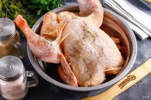 Цыпленок с черносливом в духовке