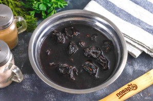 Цыпленок с черносливом в духовке