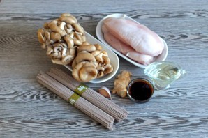 Гречневая лапша с вешенками и курицей